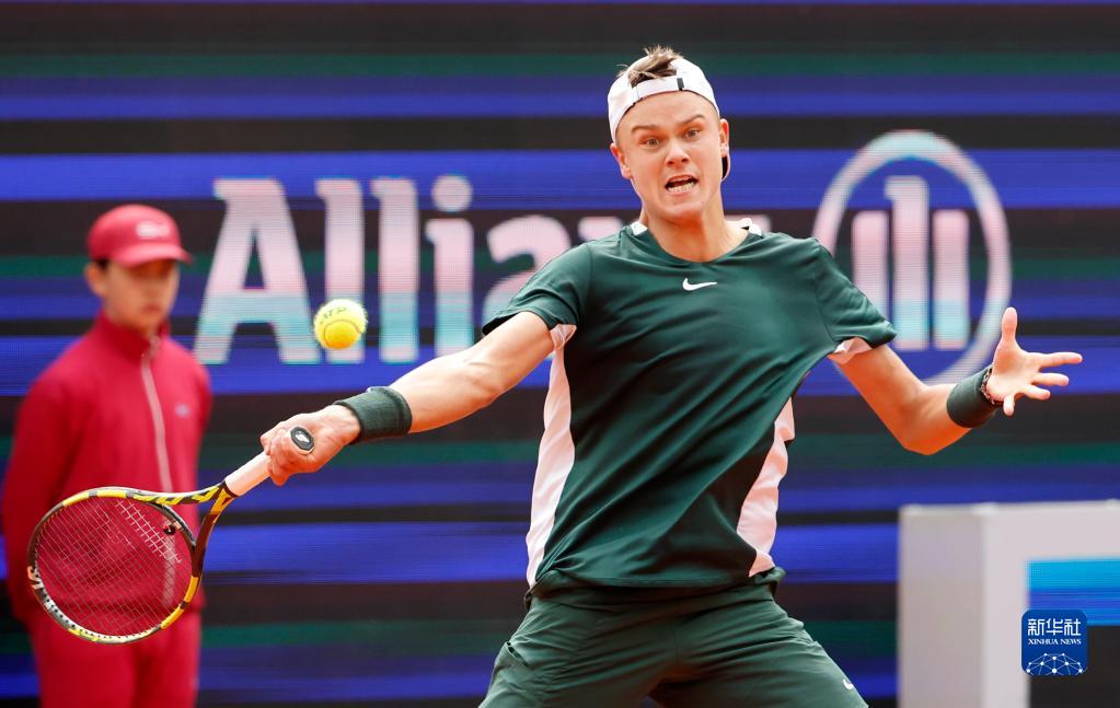 据打者滚地 据打者滚地